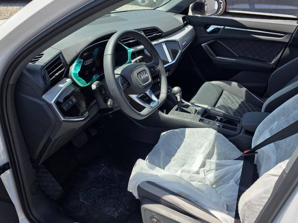 Audi Q3 2026; салон