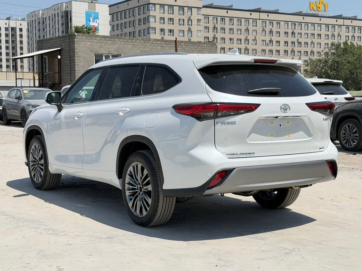 Toyota Highlander 2026; вид сзади